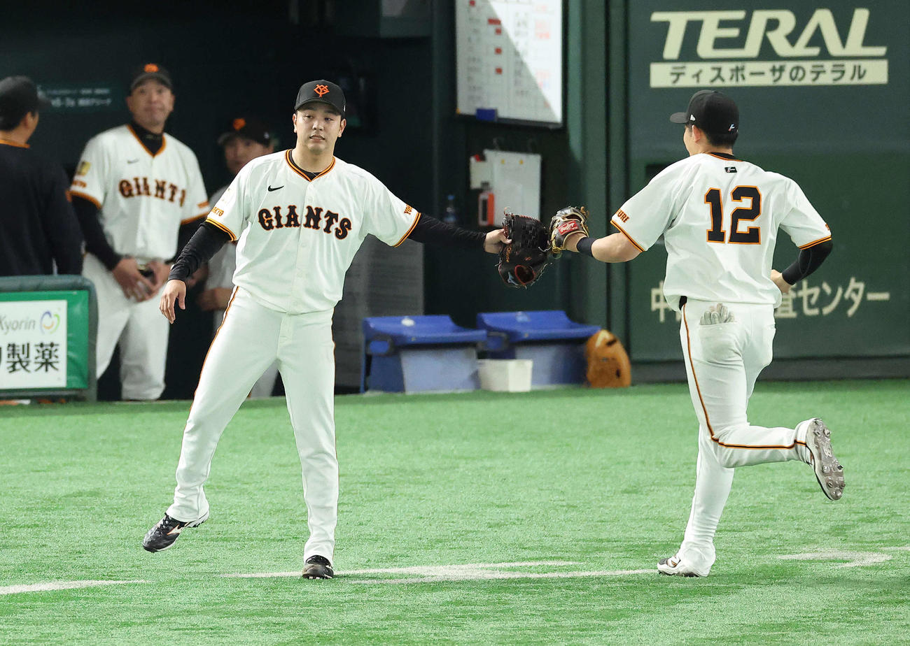 巨人対阪神　4回表を抑えナインを迎える石川（撮影・河田真司）