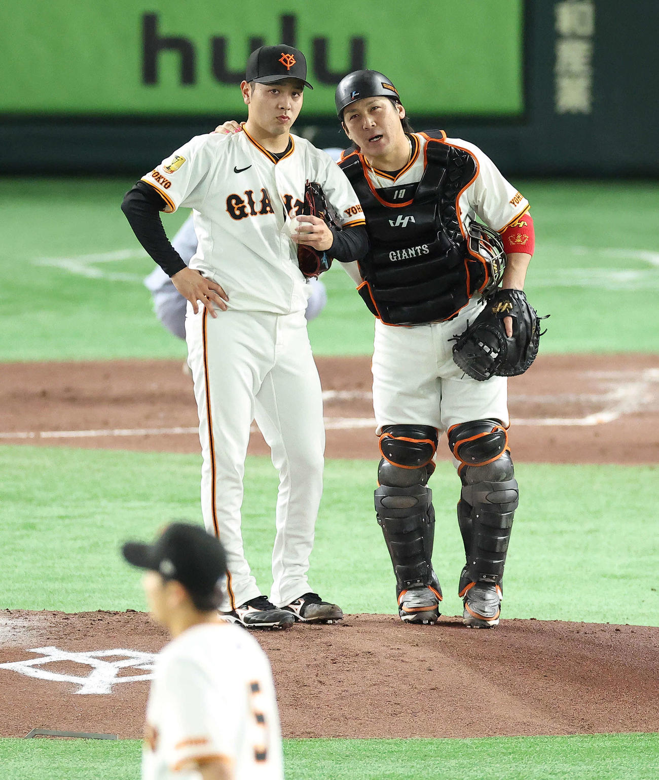巨人対阪神　4回表阪神2死満塁、先制を許し、マウンドで言葉を交わす石川（左）と甲斐（撮影・河田真司）