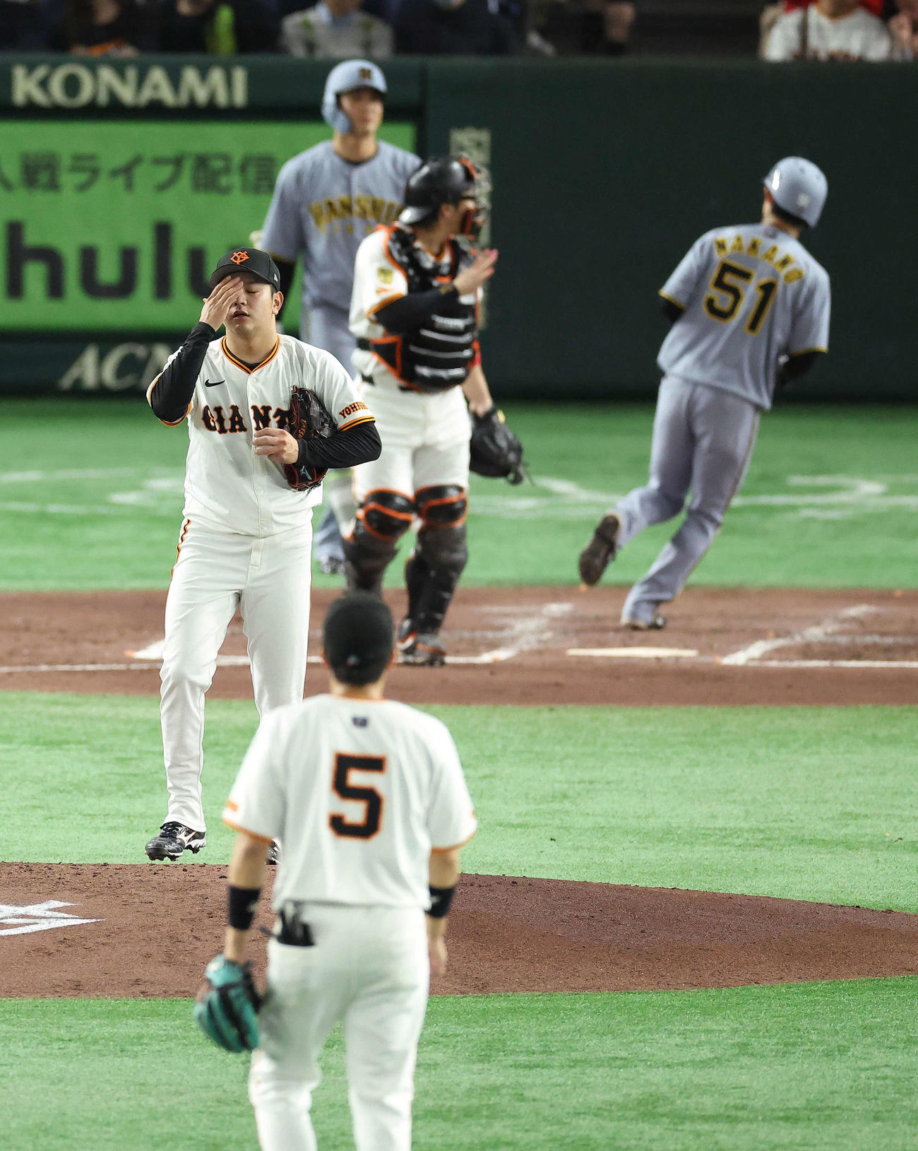 巨人対阪神　4回表阪神2死満塁、前川に四球を与え先制を許す石川（撮影・河田真司）