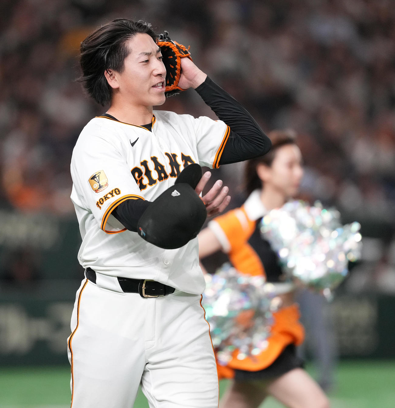 巨人対阪神　9回表を抑え、ナインを迎える巨人大勢（撮影・鈴木みどり）