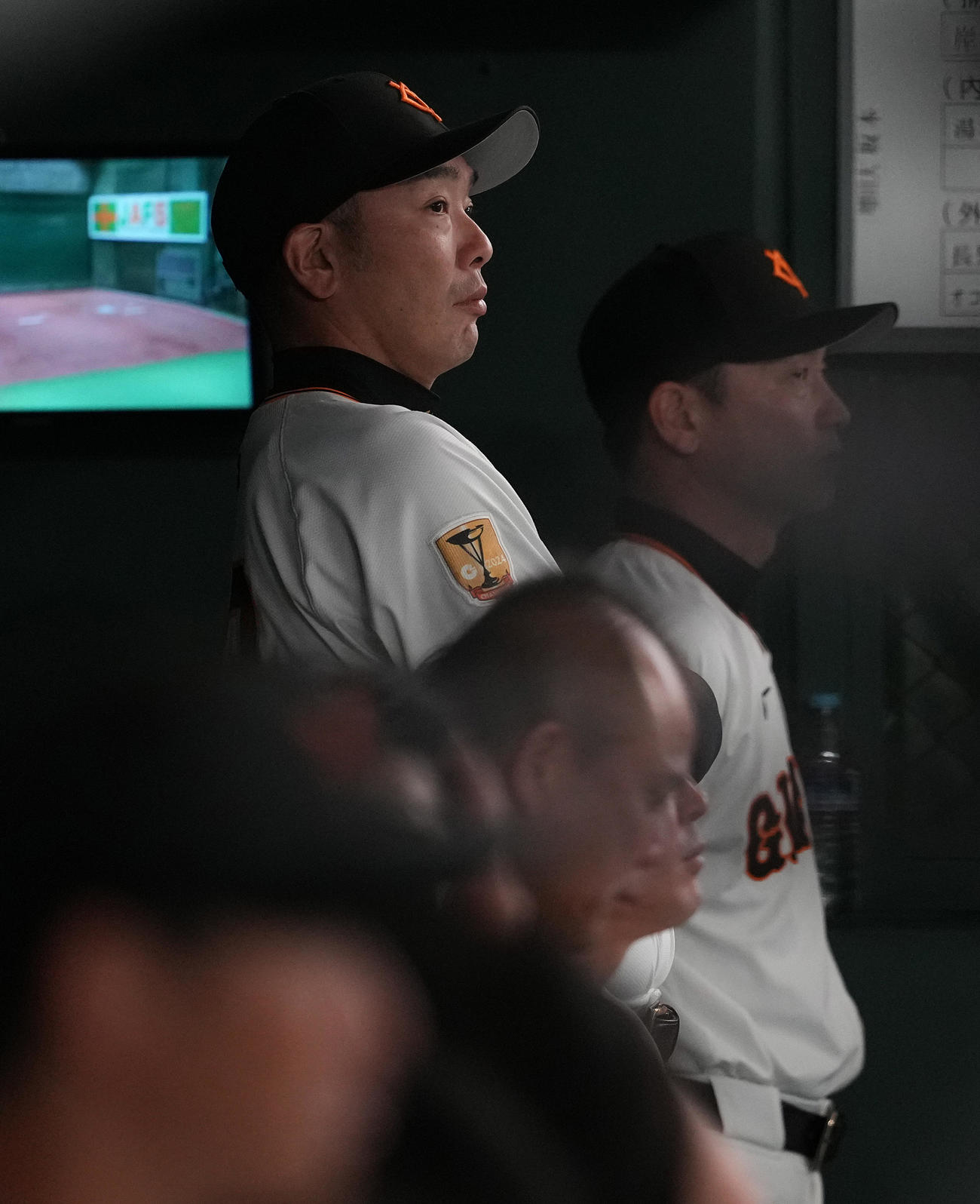 巨人対阪神　ベンチで浮かない表情の巨人阿部監督（左）（撮影・鈴木みどり）