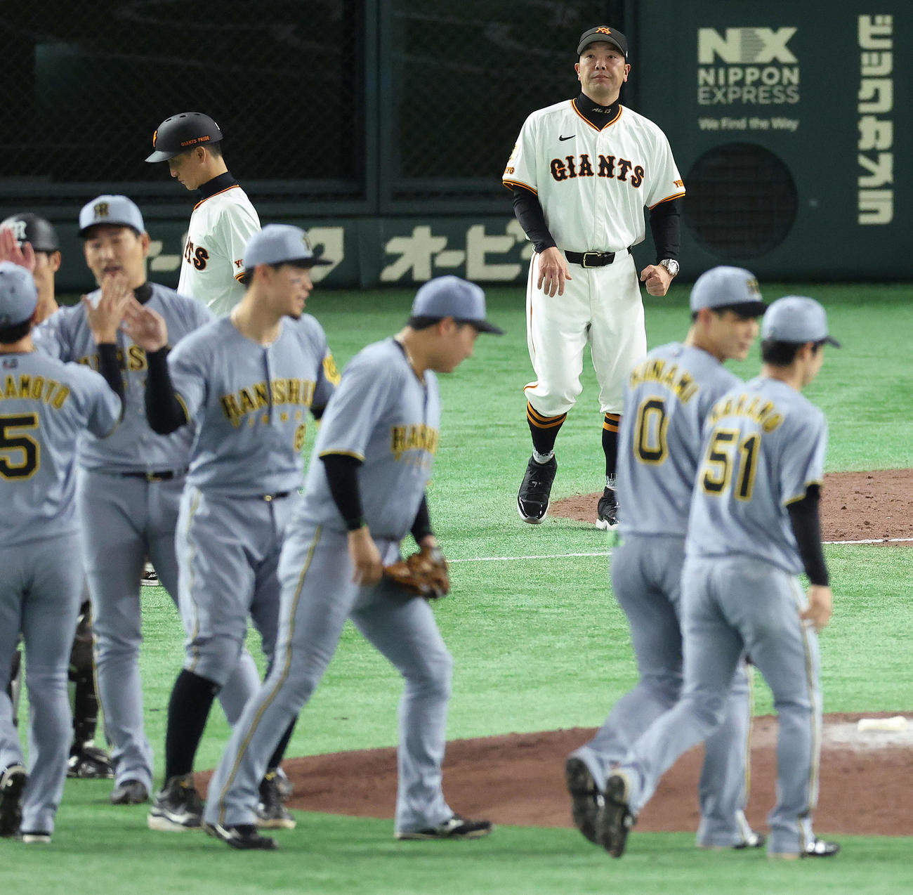 巨人対阪阪神　阪神に敗れ、浮かない表情で整列に向かう巨人阿部監督（撮影・河田真司）