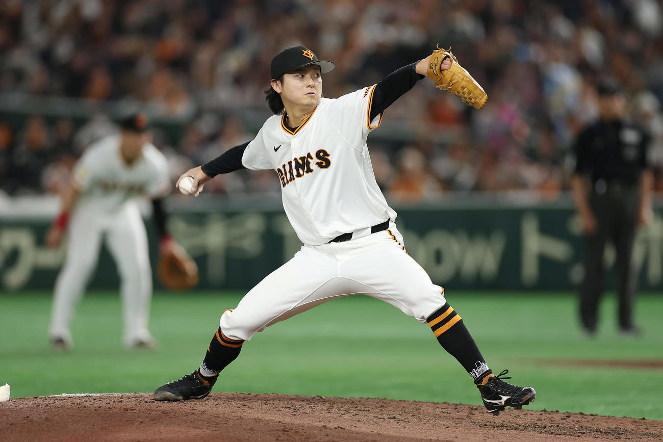 巨人対阪神　力投する巨人3番手の田中瑛（撮影・前田充）