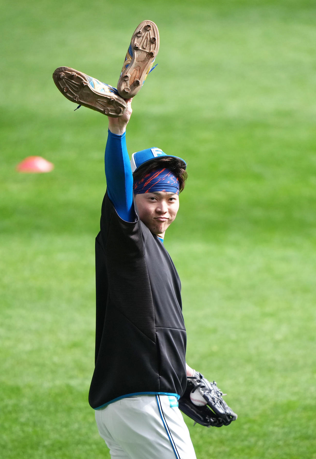 試合前、練習に臨む日本ハム生田目（撮影・足立雅史）