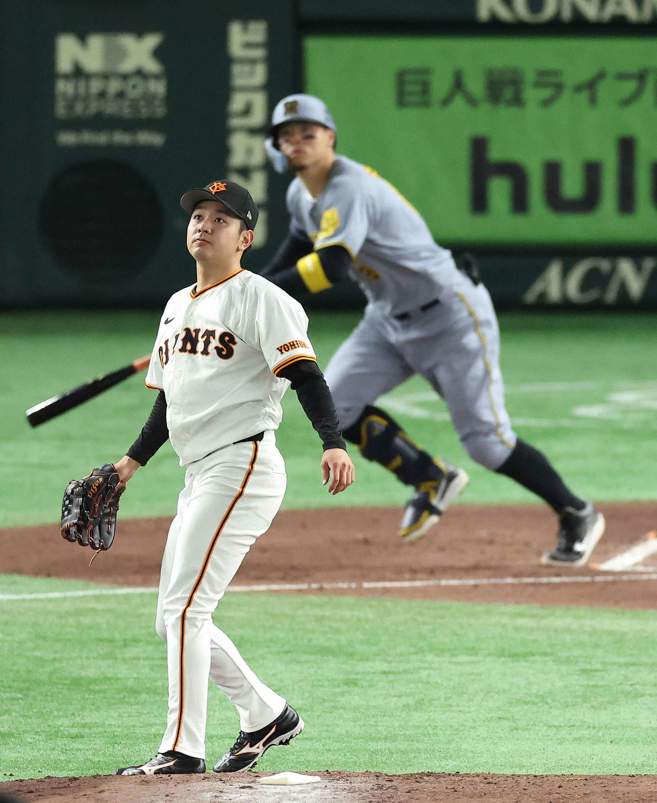 巨人対阪神　4回表阪神1死一塁、佐藤輝を中飛に抑える石川（撮影・河田真司）