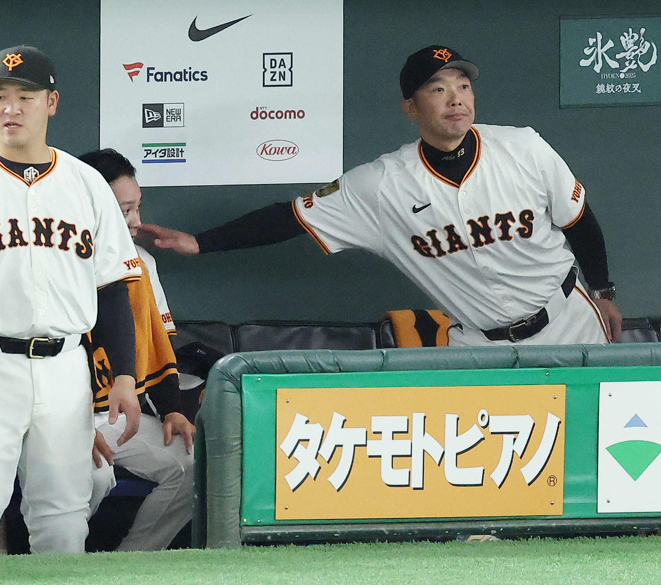 巨人対阪神　5回表を終え、ベンチに戻る石川（後方左）を労う阿部監督（撮影・河田真司）