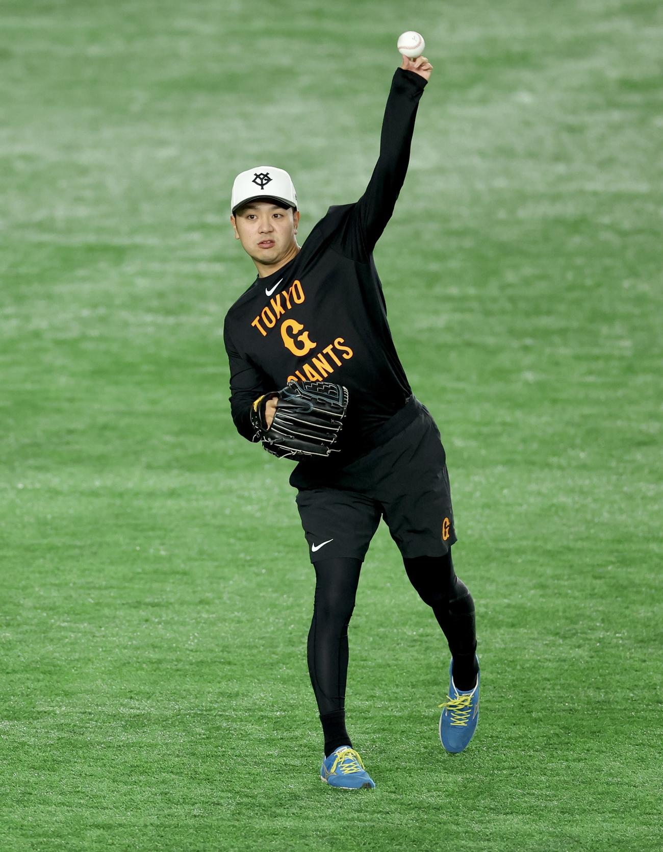 巨人対阪神　試合前、キャッチボールする巨人石川（撮影・河田真司）