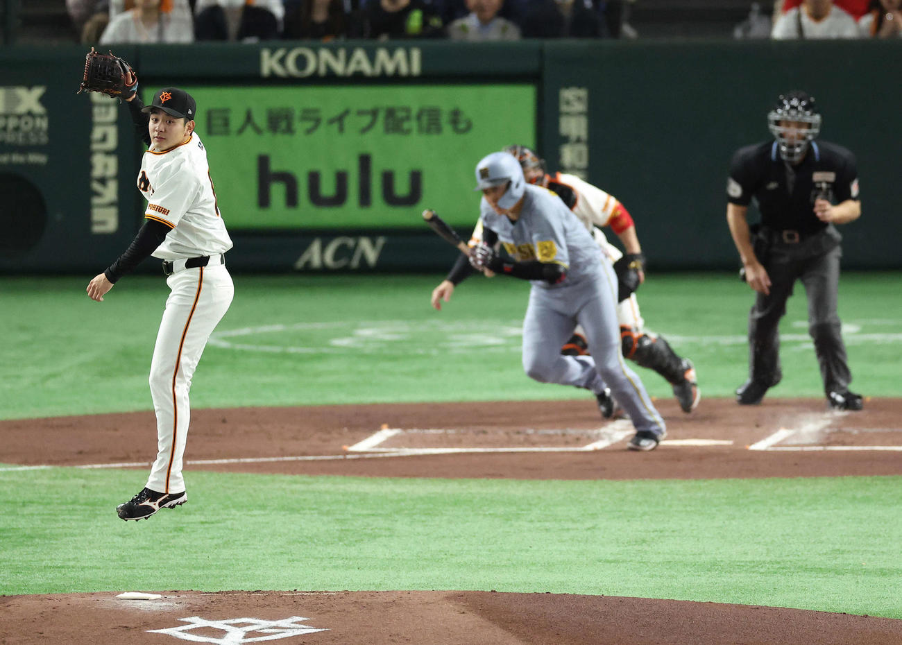 巨人対阪神　2回表阪神1死、大山を二ゴロに抑える石川（撮影・河田真司）