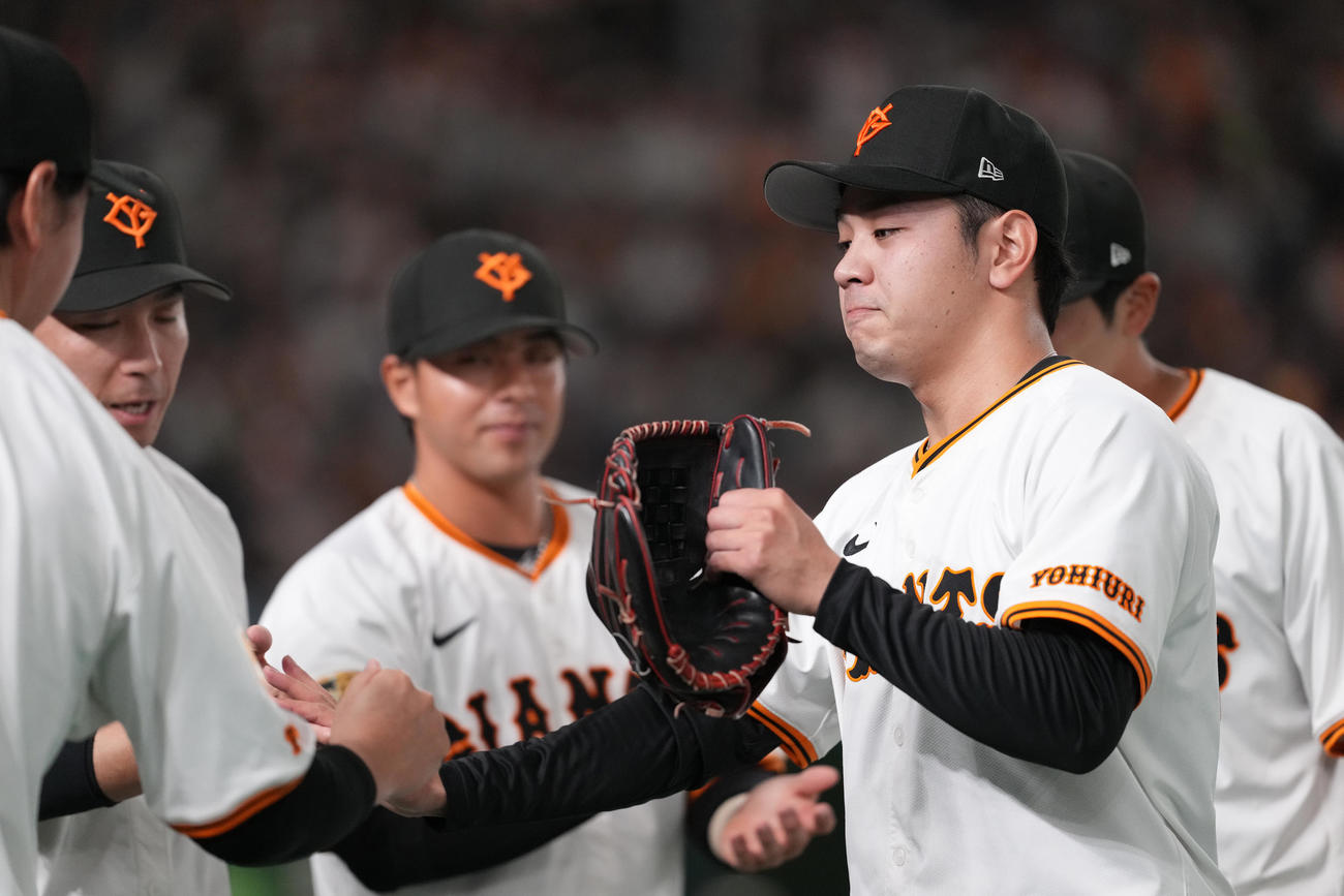 巨人対阪神　2回表まで無失点に抑え、ナインとタッチを交わす巨人先発石川（撮影・鈴木みどり）