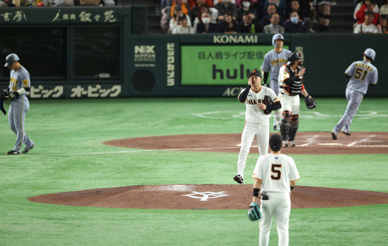 巨人対阪神　4回表阪神2死満塁、前川に四球を与え先制を許す石川（撮影・河田真司）