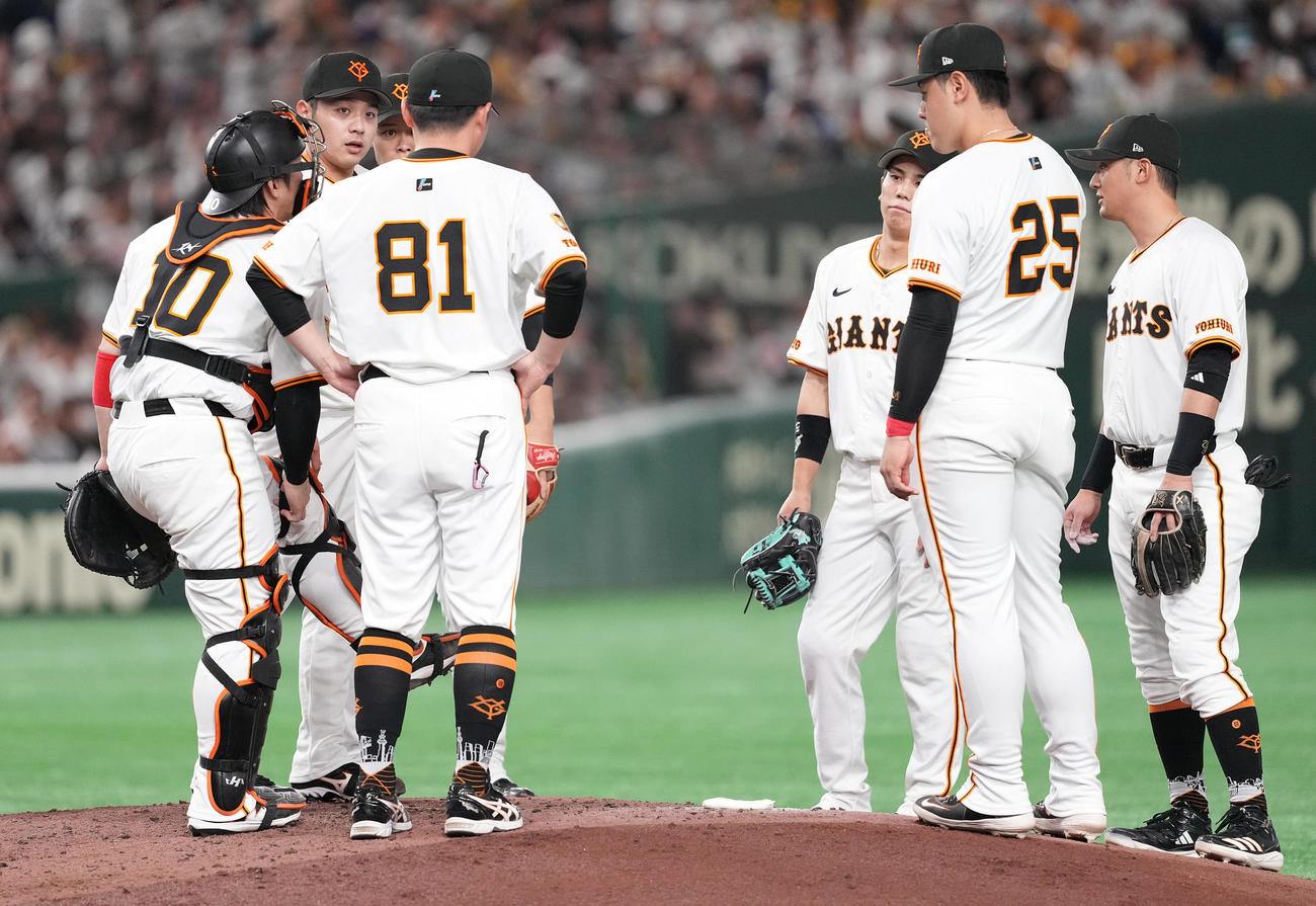巨人対阪神　4回表、マウンドの石川（左から2人目）のもとに集まる巨人ナイン（撮影・鈴木みどり）