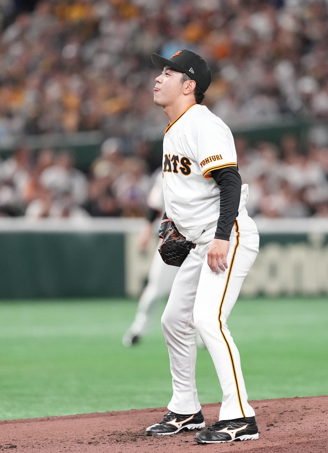 巨人対阪神　4回表阪神2死一塁、森下に四球を与え、悔しがる石川（撮影・鈴木みどり）
