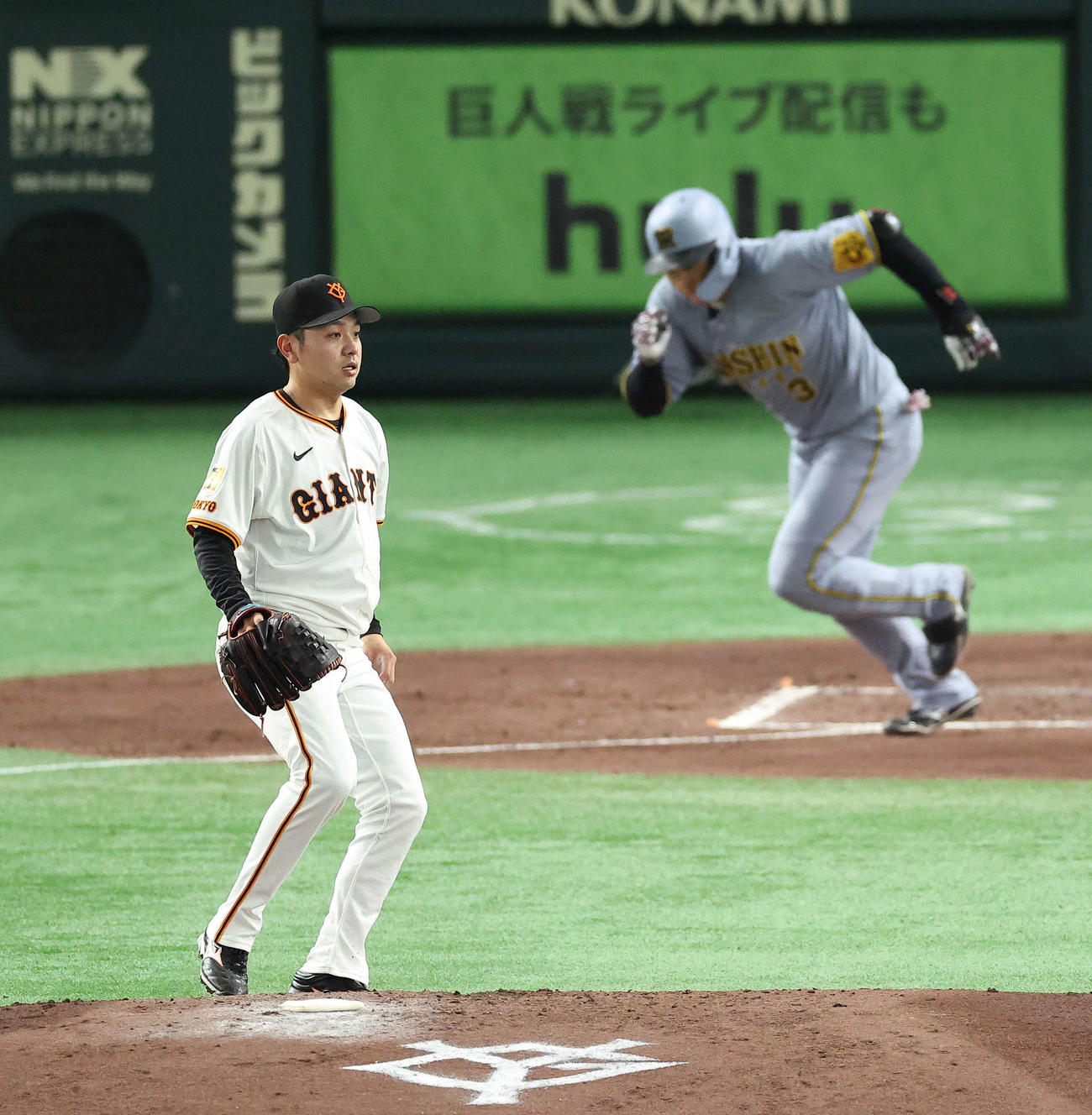 巨人対阪神　4回表阪神2死一、二塁、大山に遊撃内野安打を浴びる石川（撮影・河田真司）