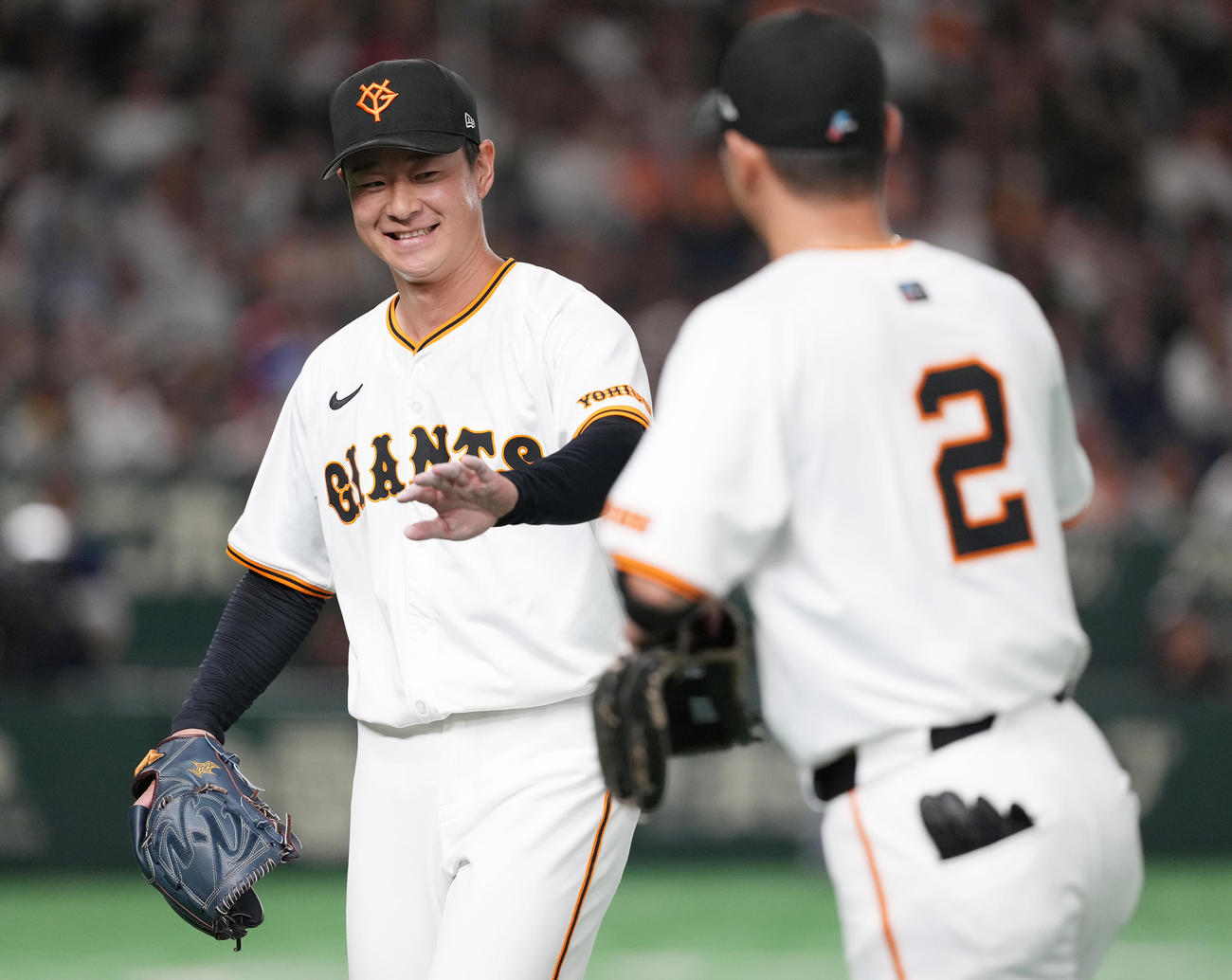 巨人対阪神　6回表を終え、笑顔でベンチへ戻る巨人中川（左）（撮影・鈴木みどり）