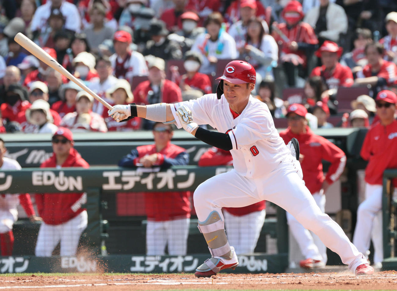 広島対DeNA 3回裏広島2死二塁、田村は遊撃内野安打を放つ（撮影・加藤孝規）