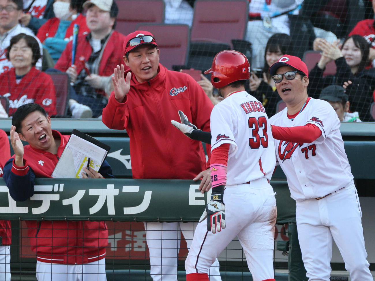 広島対DeNA 8回表裏広島1死二、三塁、野間の適時内野安打で生還した菊池を迎える新井監督（中央）（撮影・加藤孝規）