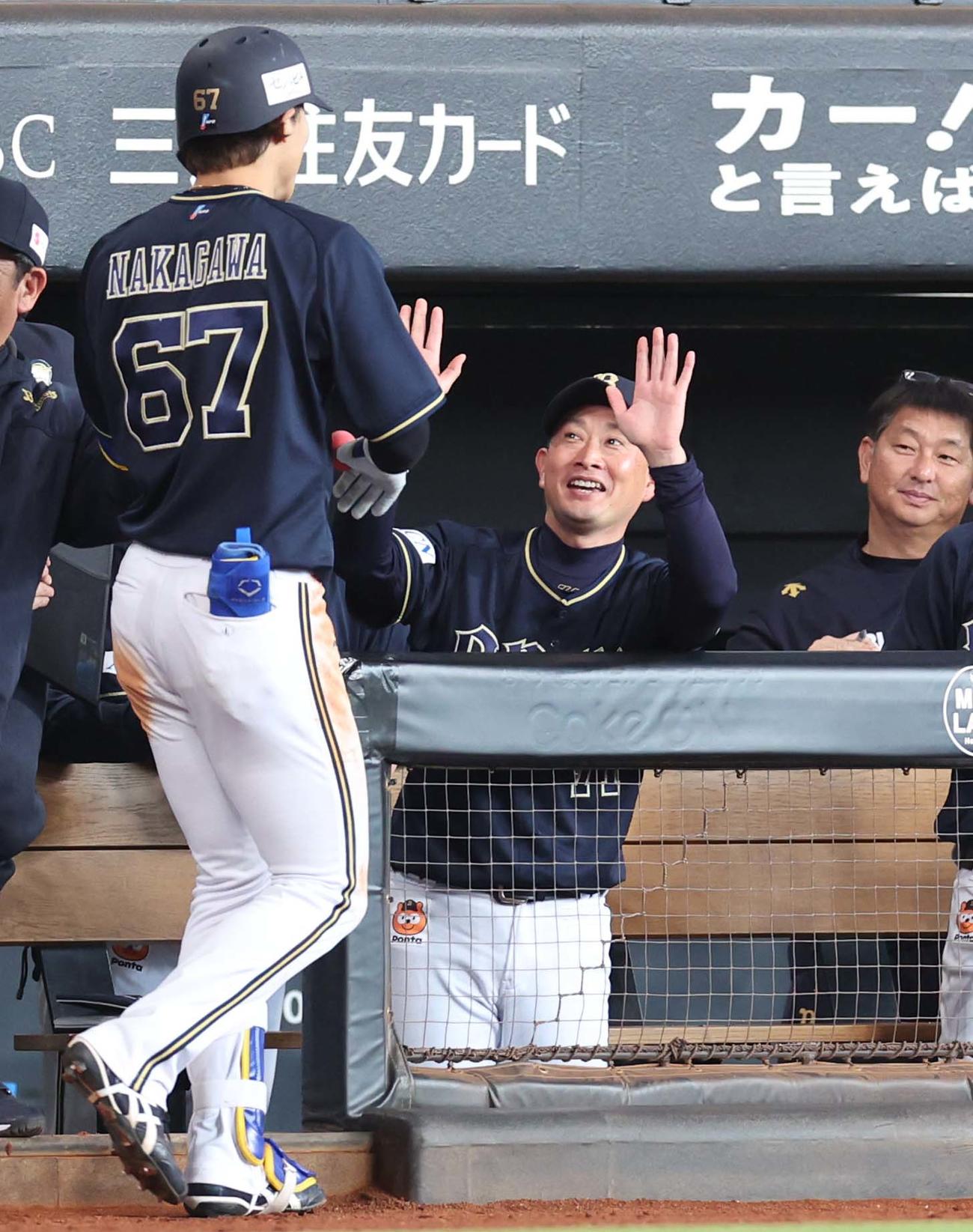 日本ハム対オリックス　6回表、3点本塁打を放った中川を出迎える岸田監督（撮影・黒川智章）