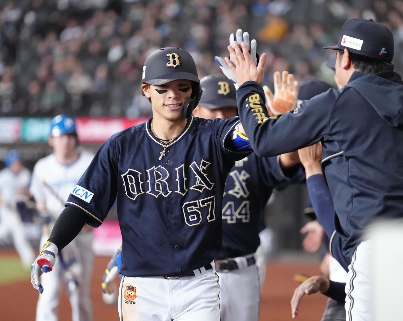 日本ハム対オリックス　6回表オリックス2死一、二塁、中川は左越え3点本塁打を放ちタッチを交わす（撮影・足立雅史）