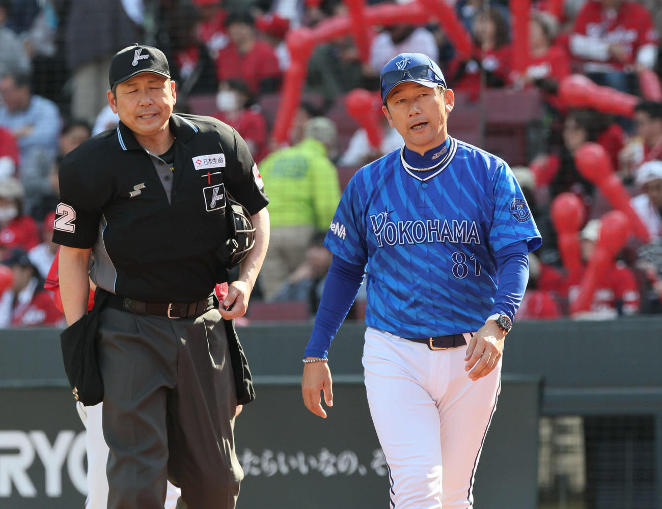 広島対DeNA 7回表終了時、交代を告げる三浦監督（撮影・加藤孝規）