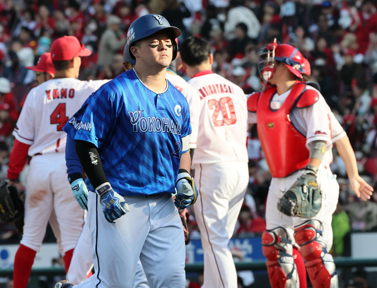 広島対DeNA　破れて引き揚げる牧（撮影・加藤孝規）
