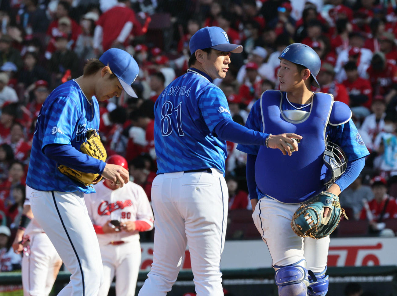 広島対DeNA 8回表裏広島1死一、三塁、降板する颯（左）と三浦監督（中央）（撮影・加藤孝規）