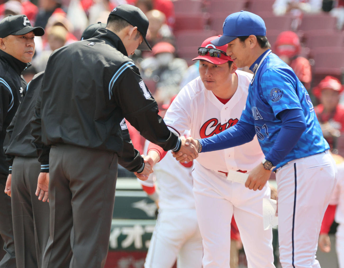 広島対DeNA　メンバー表交換する広島新井監督とDeNA三浦監督（撮影・加藤孝規）