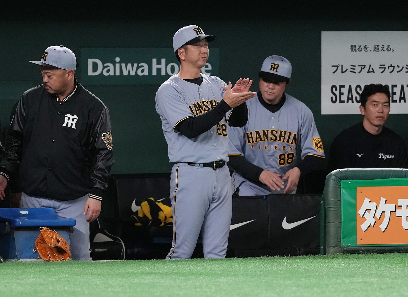巨人対阪神　4回表阪神2死満塁、前川が押し出し四球を選んで先制し、手をたたく藤川監督（中央）（撮影・鈴木みどり）