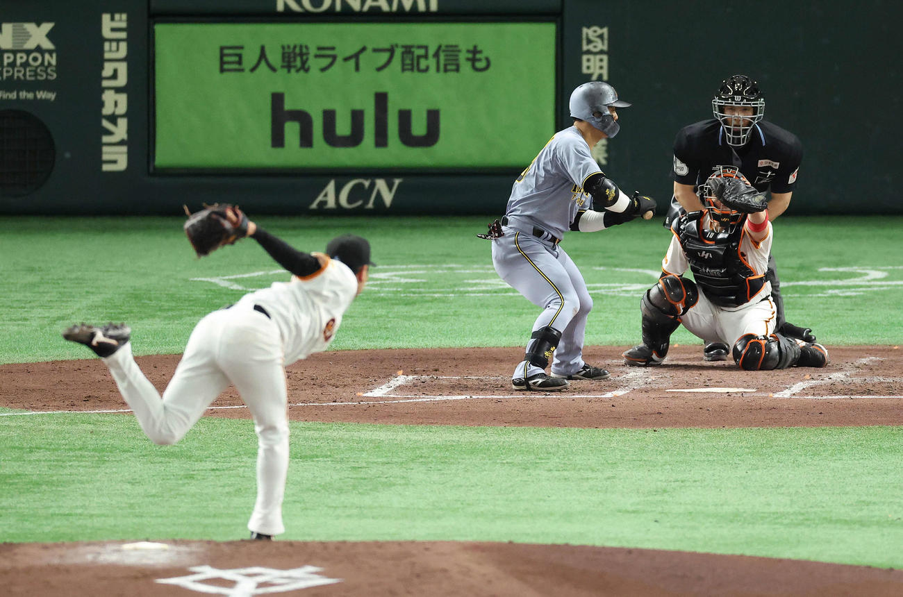 巨人対阪神　4回表阪神2死満塁、四球を選ぶ前川。投手石川（撮影・河田真司）