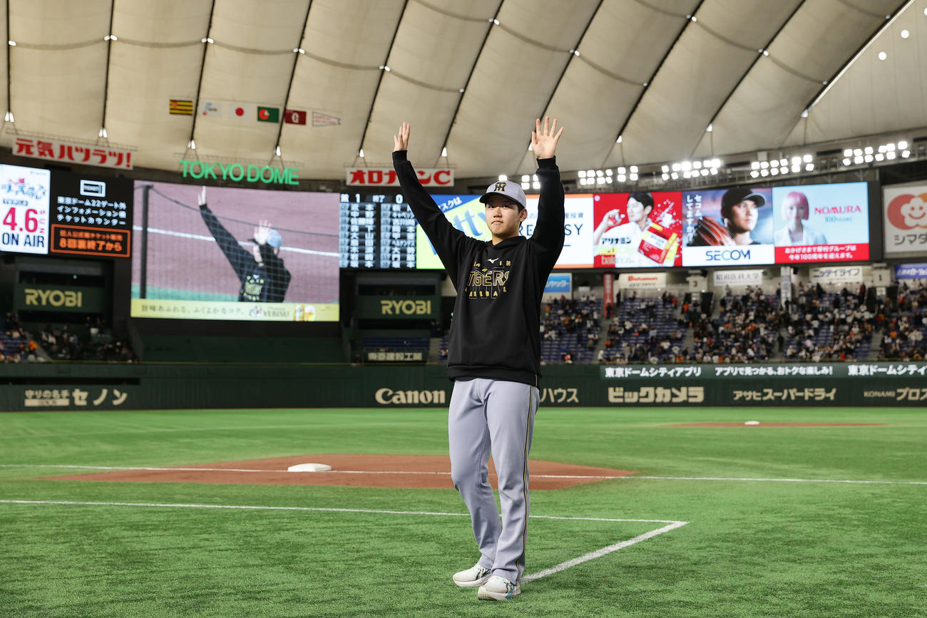 巨人対阪神　プロ初勝利を挙げ、ファンの声援に応える阪神門別（撮影・前田充）