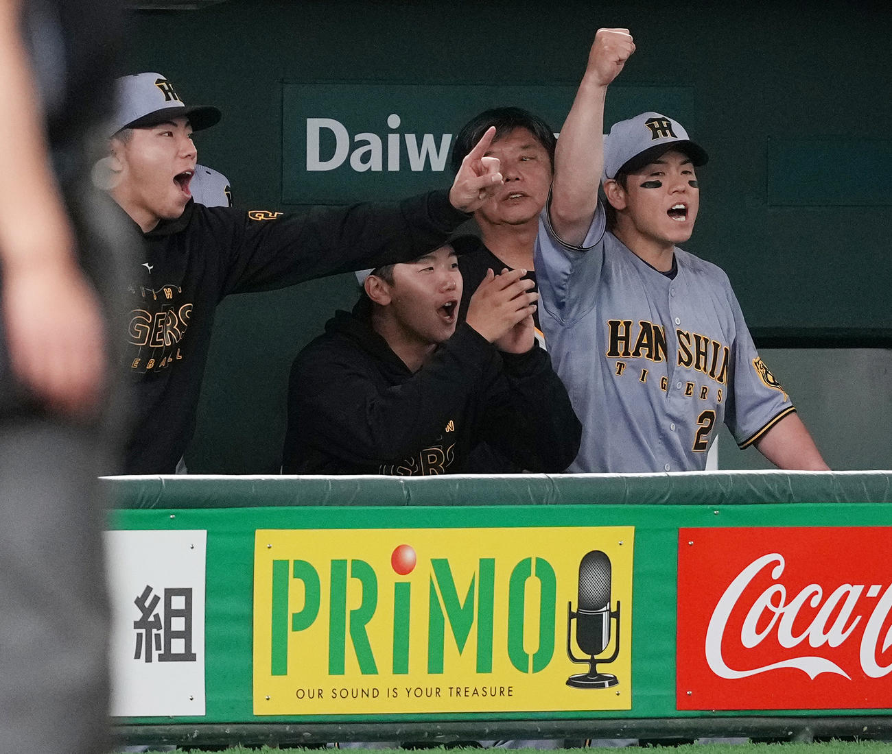 巨人対阪神　巨人に勝利し、プロ初勝利の阪神門別（中央）はベンチで手をたたいて喜ぶ（撮影・鈴木みどり）