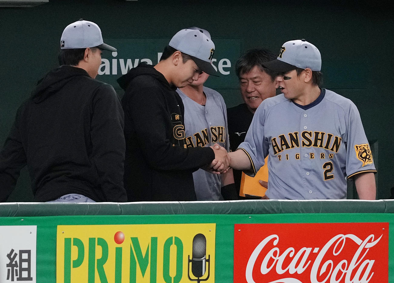 巨人対阪神　巨人に勝利し、プロ初勝利の阪神門別（中央）は梅野（右）と握手を交わす（撮影・鈴木みどり）