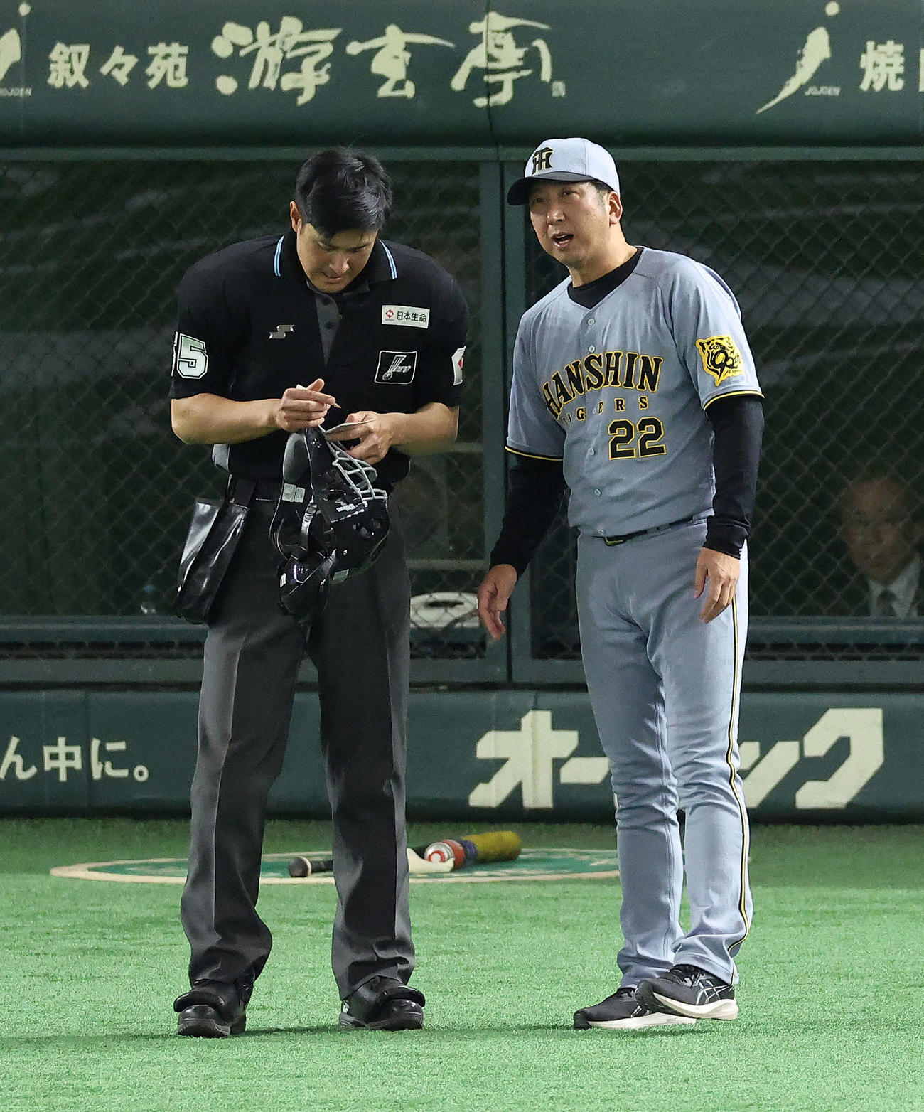 巨人対阪阪神　8回表を終え、選手交代を告げる藤川監督（撮影・河田真司）