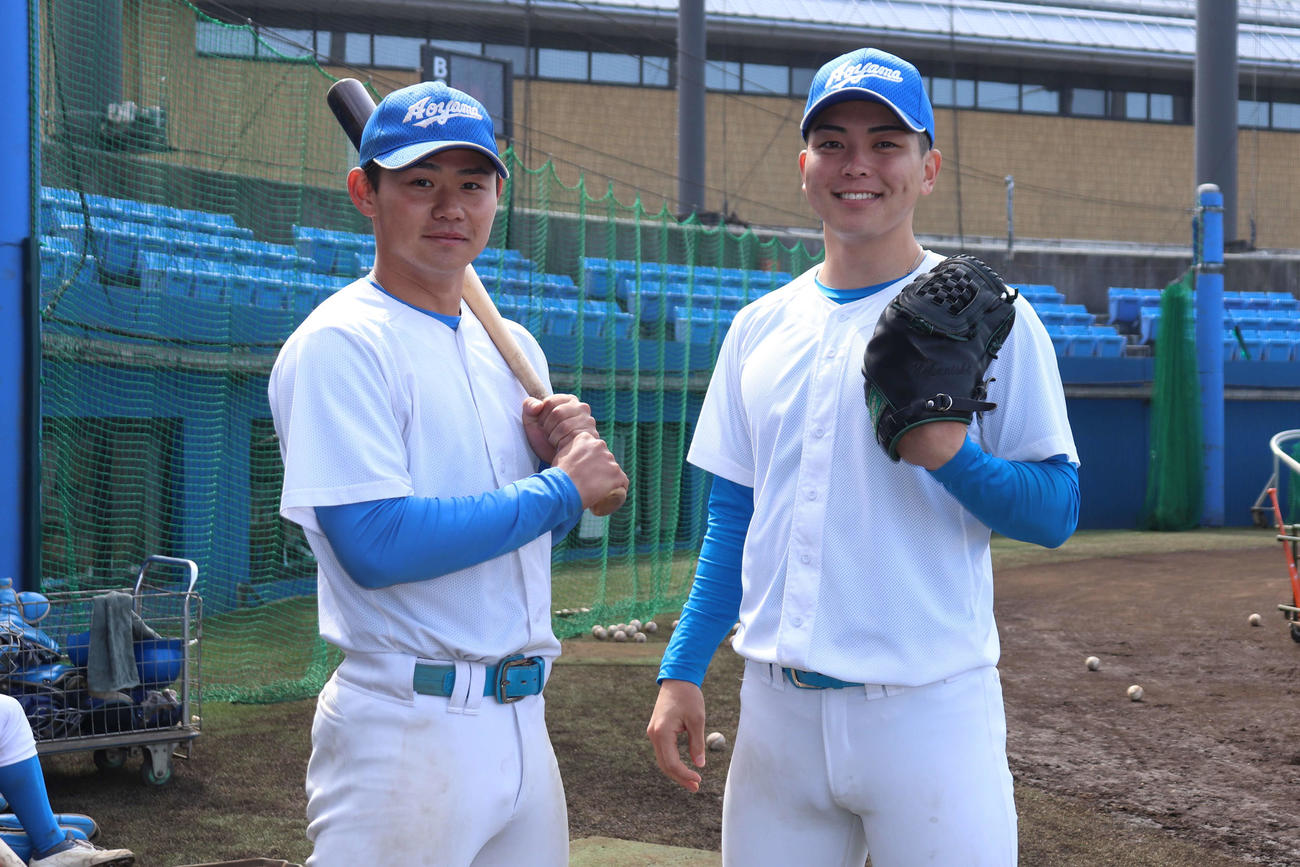 東都大学野球春季リーグ戦開幕を前に、リーグ5連覇を誓う（左から）主将の藤原とエースの中西（撮影・保坂淑子）