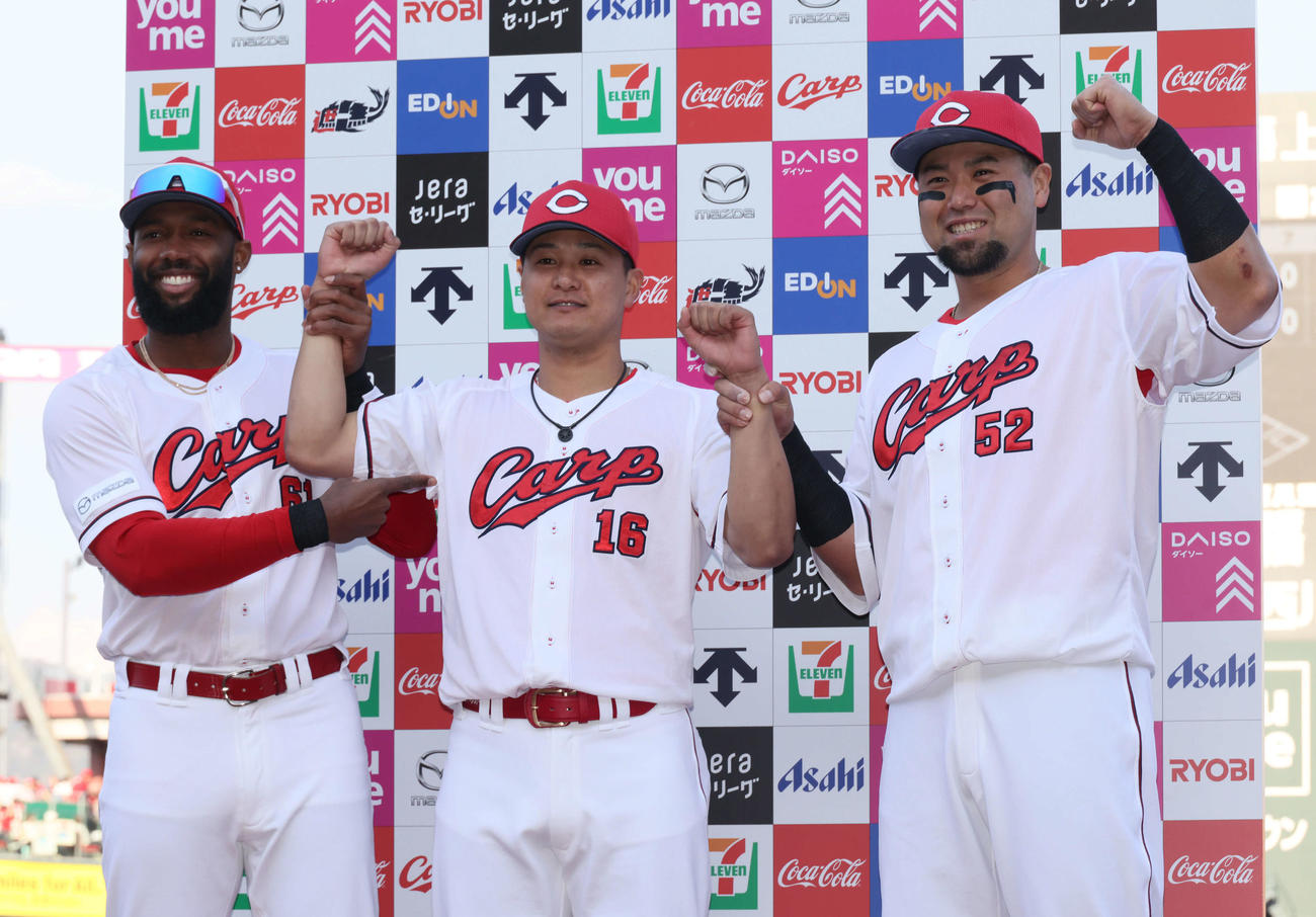 広島対DeNA　お立ち台でポーズを決める左からファビアン、森、末包（撮影・加藤孝規）