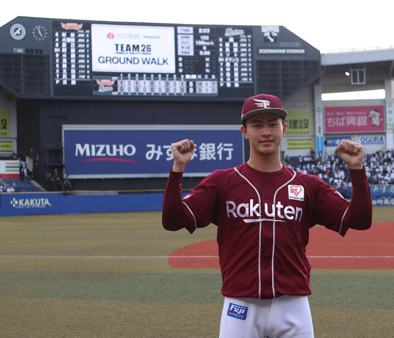 ロッテ対楽天　完封勝利を挙げがガッツポーズするする古謝（撮影・水谷安孝）