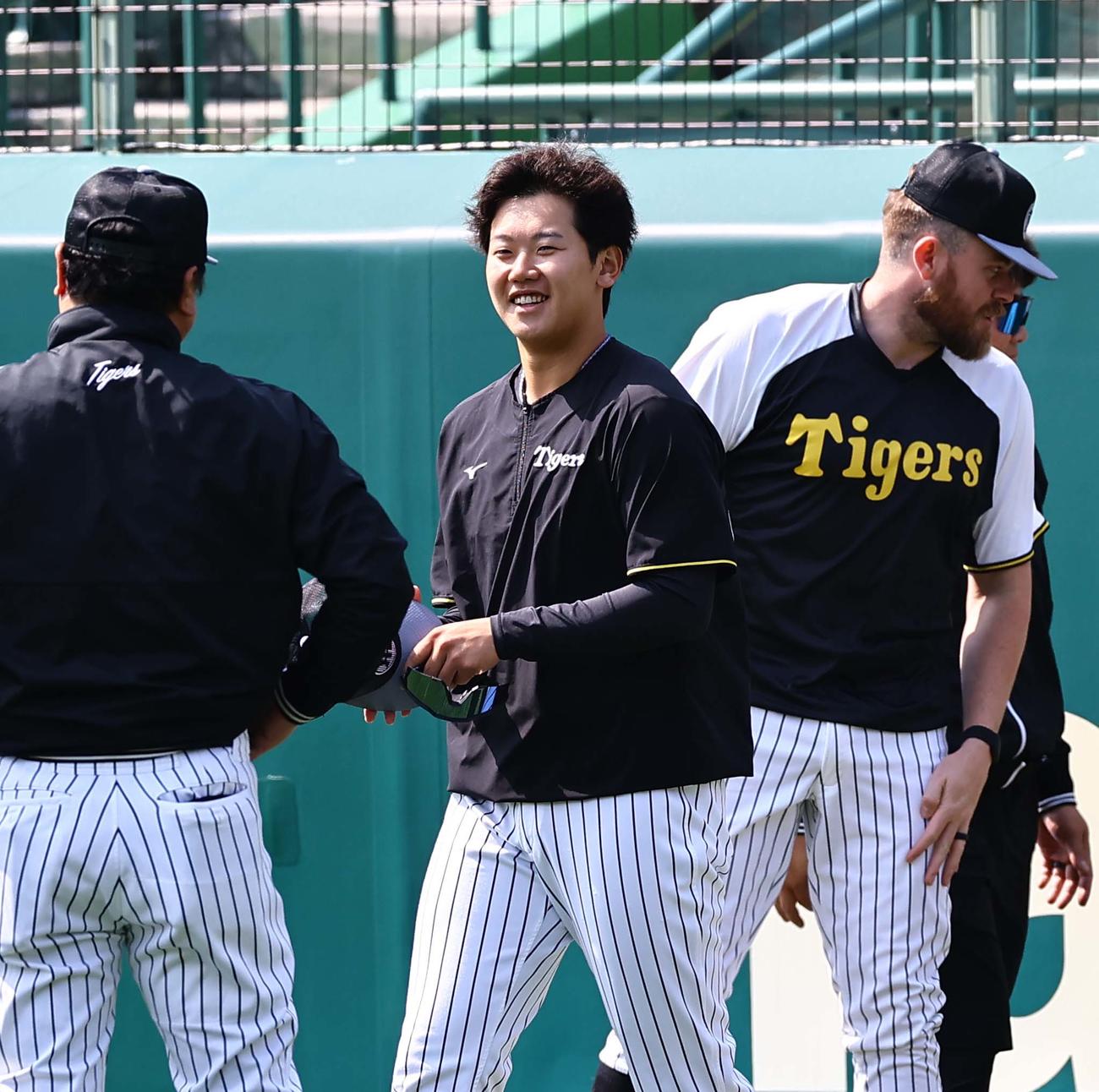 甲子園球場で笑顔を見せる門別（撮影・上田博志）