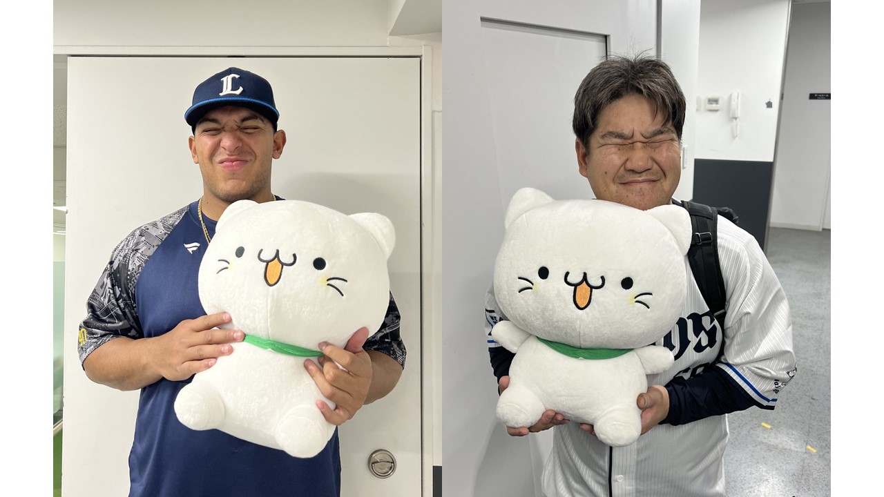 「べるーにゃ」を抱く西武セデーニョと中村剛（写真は球団提供）
