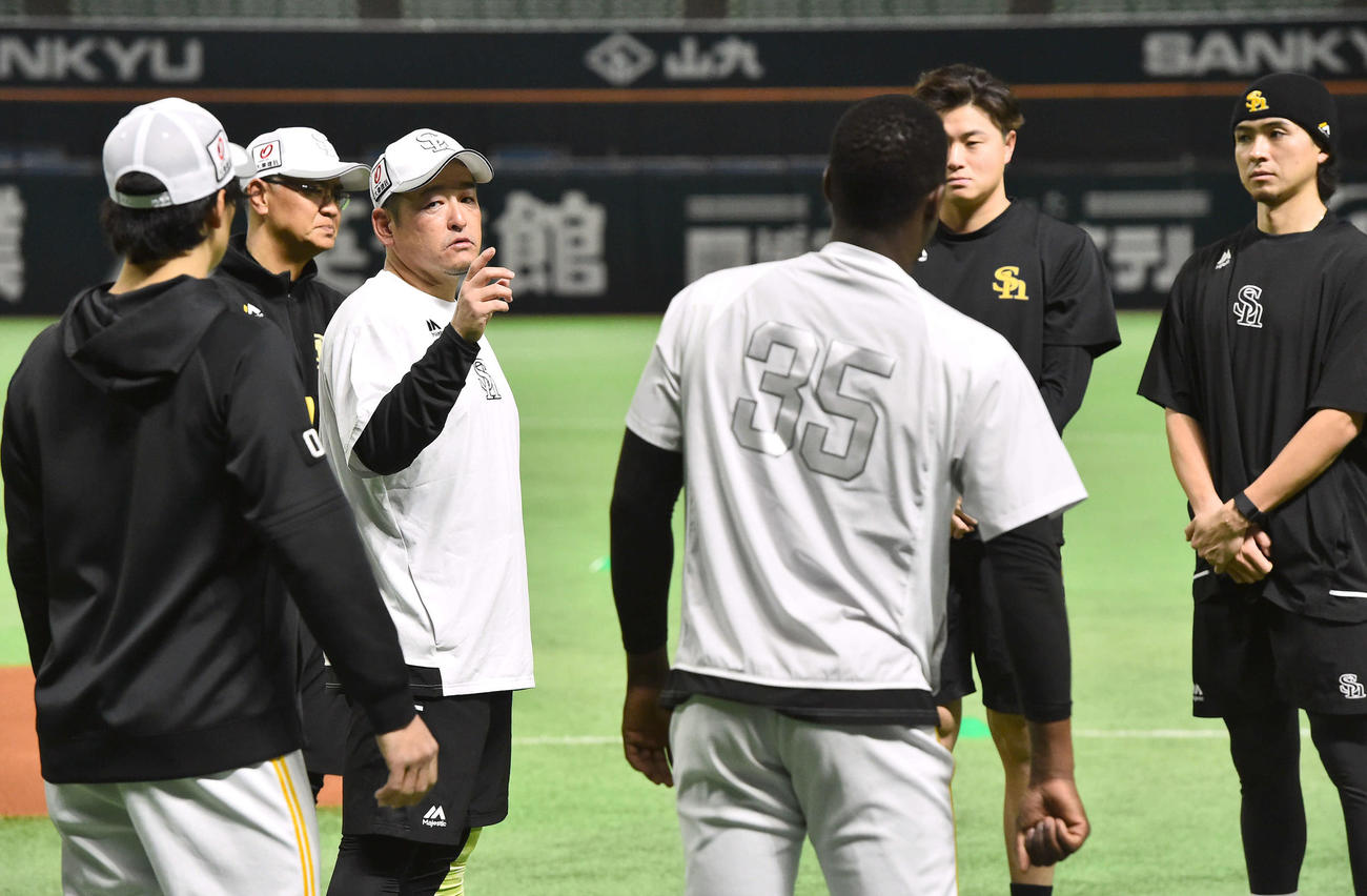 練習前に投手陣とミーティングをするソフトバンク倉野コーチ（左から3人目）（撮影・岩下翔太）