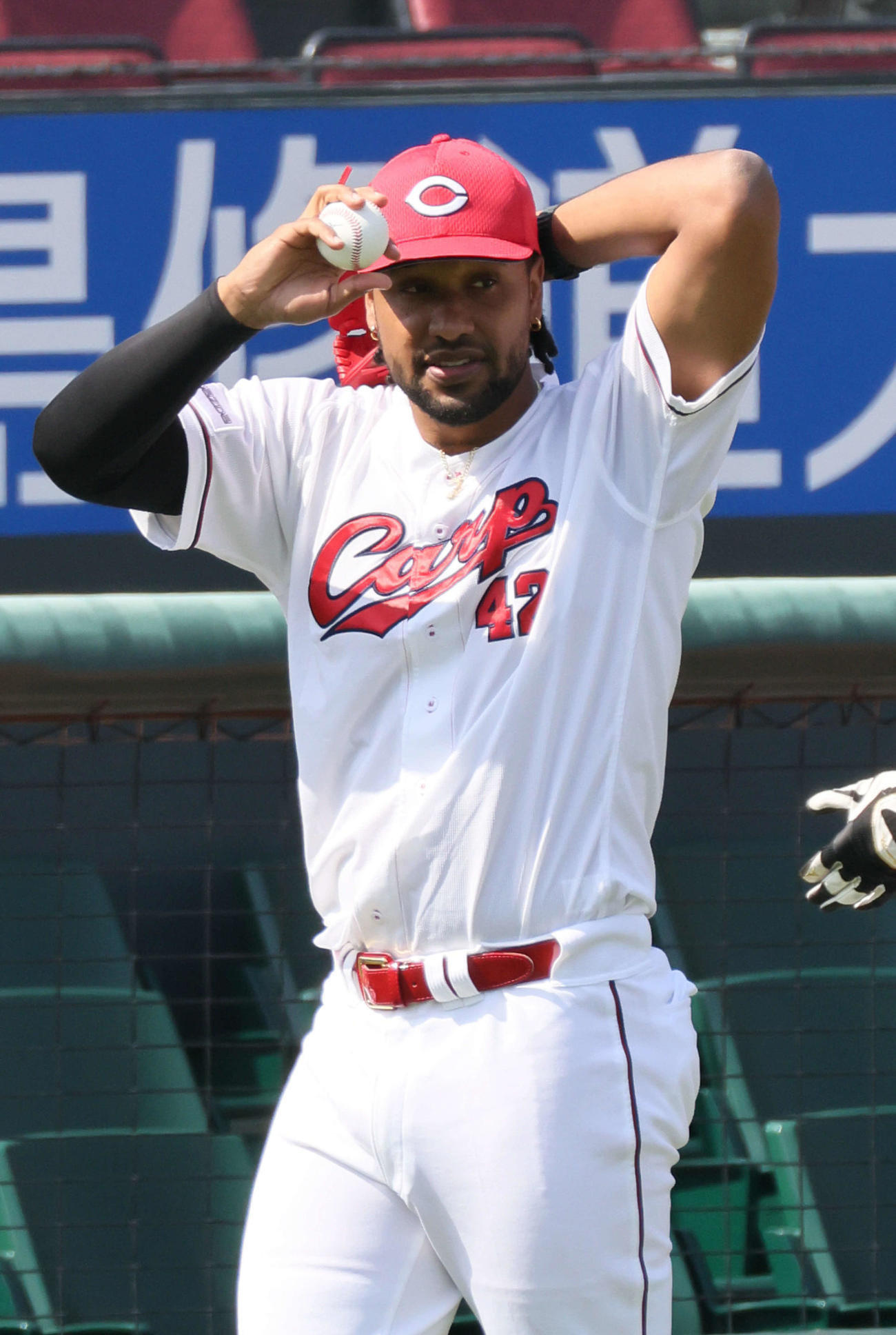 キャッチボールに向かうドミンゲス（撮影・加藤孝規）