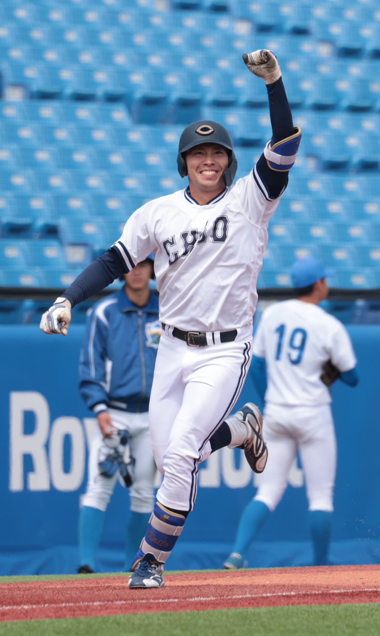 青学大対中大　6回裏中大2死二塁、伊藤櫂は左越えに本塁打を放ちガッツポーズする（撮影・柴田隆二）