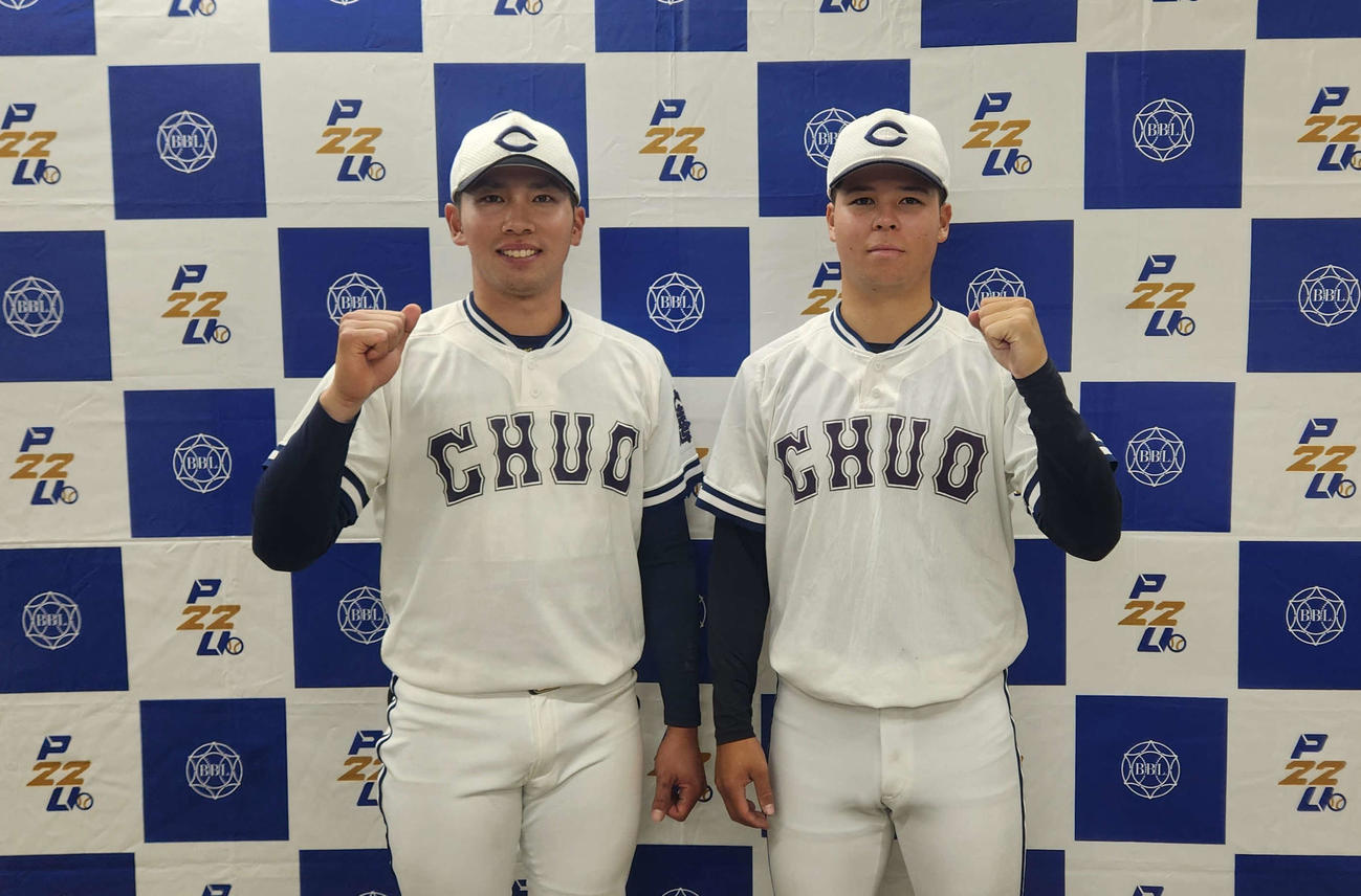 中大の（左から）決勝打を放った伊藤と、好救援の三奈木（撮影・保坂淑子）
