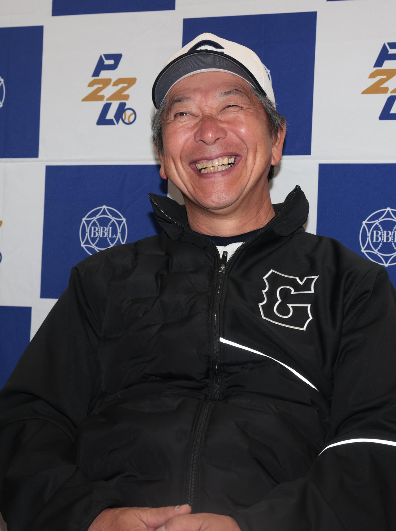 開幕戦で青学大を破り笑顔を見せる中大・清水監督（撮影・柴田隆二）