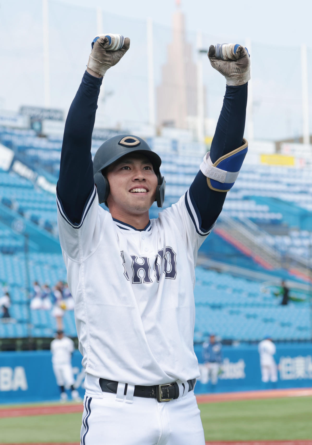 青学大対中大　6回裏中大2死二塁、伊藤櫂は左越えに本塁打を放ちガッツポーズする（撮影・柴田隆二）