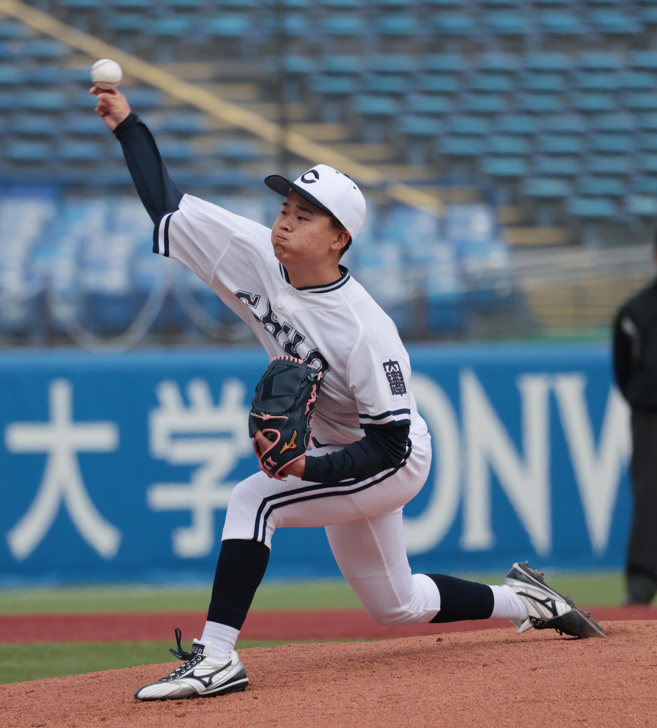 青学大対中大　1回途中から登板した中大・子安（撮影・柴田隆二）
