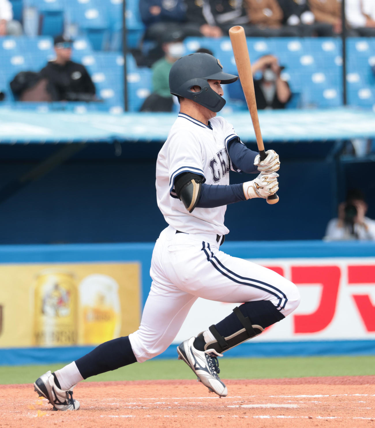 青学大対中大　2回裏中大無死一、三塁、佐藤壱は右前に適時打を放つ（撮影・柴田隆二）