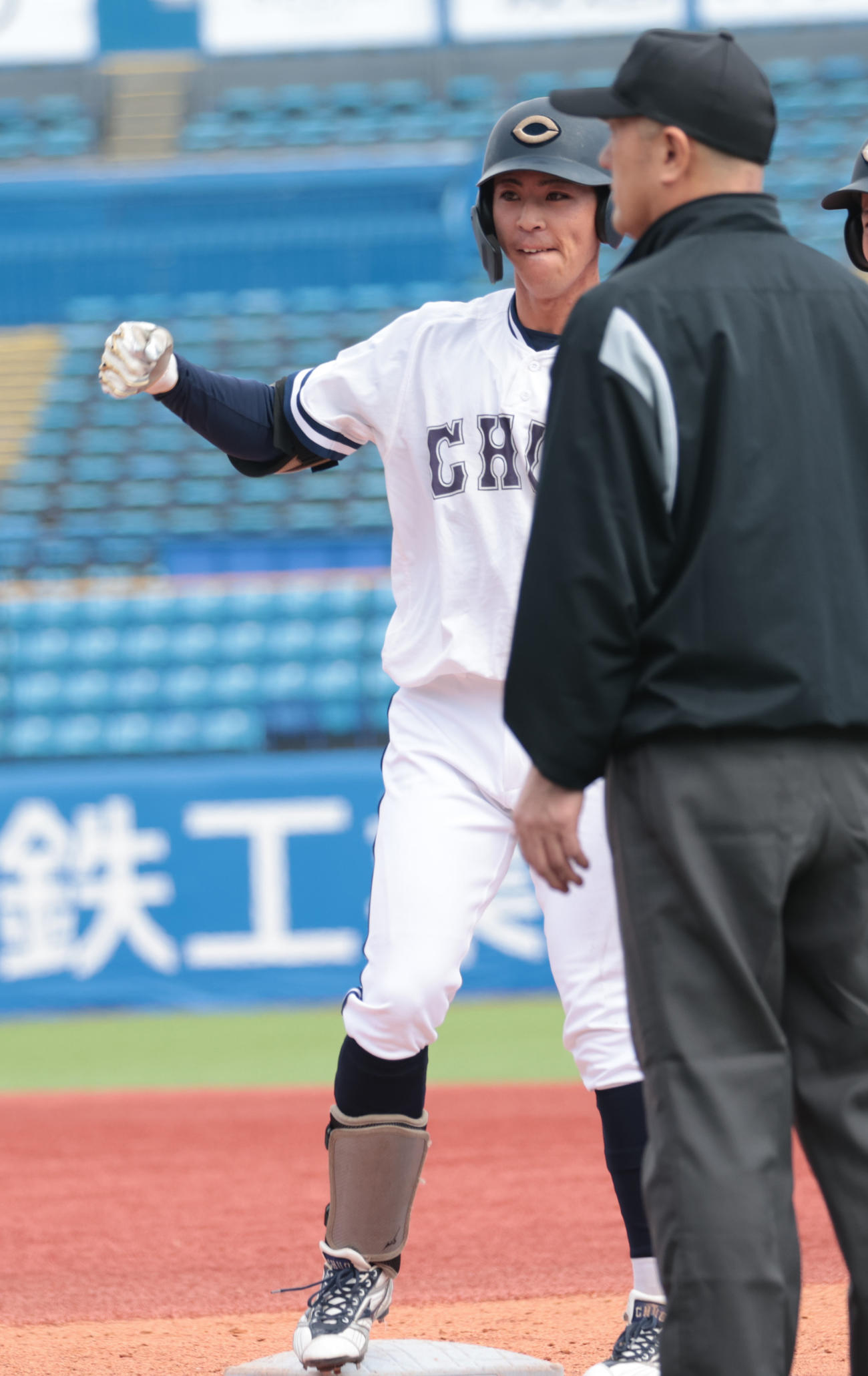 青学大対中大　2回裏中大無死一、三塁、佐藤壱は右前に適時打を放ちガッツポーズする（撮影・柴田隆二）