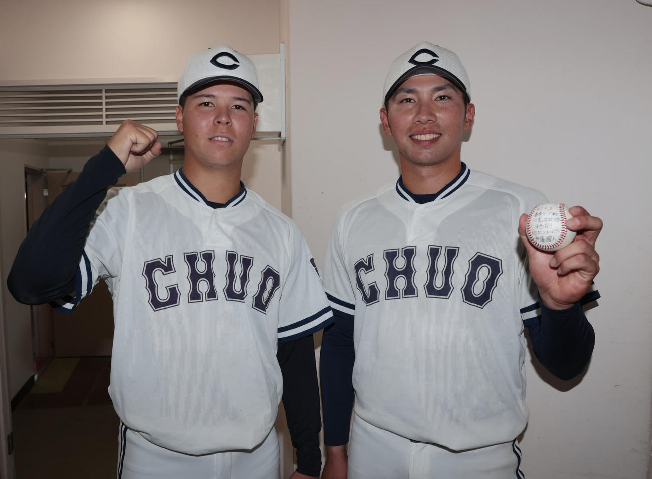 青学大対中大　好投した三奈木（左）と決勝本塁打の伊藤櫂は笑顔を見せる（撮影・柴田隆二）
