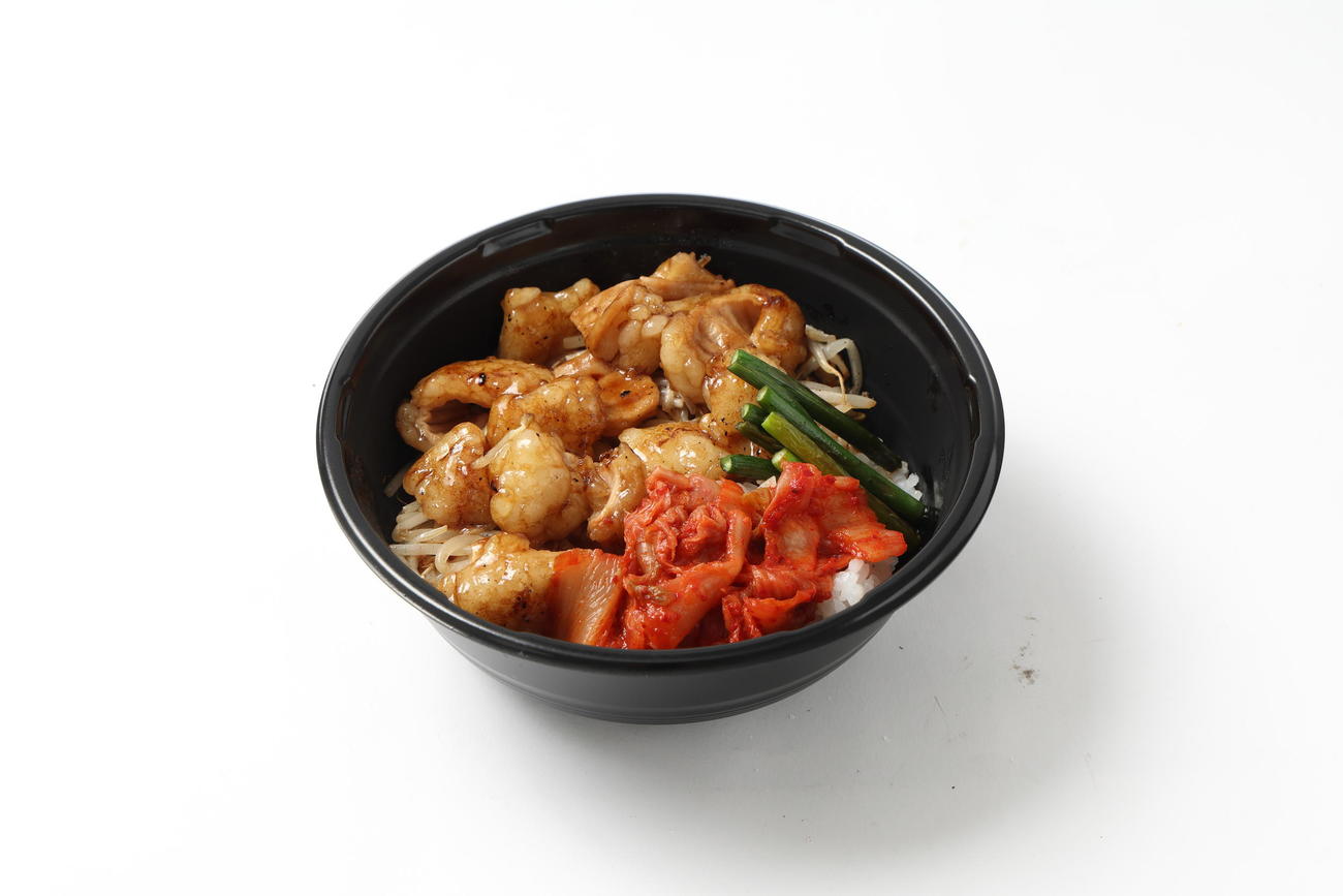 豪快！掛布雅之の牛ホルモン丼（阪神電鉄提供）