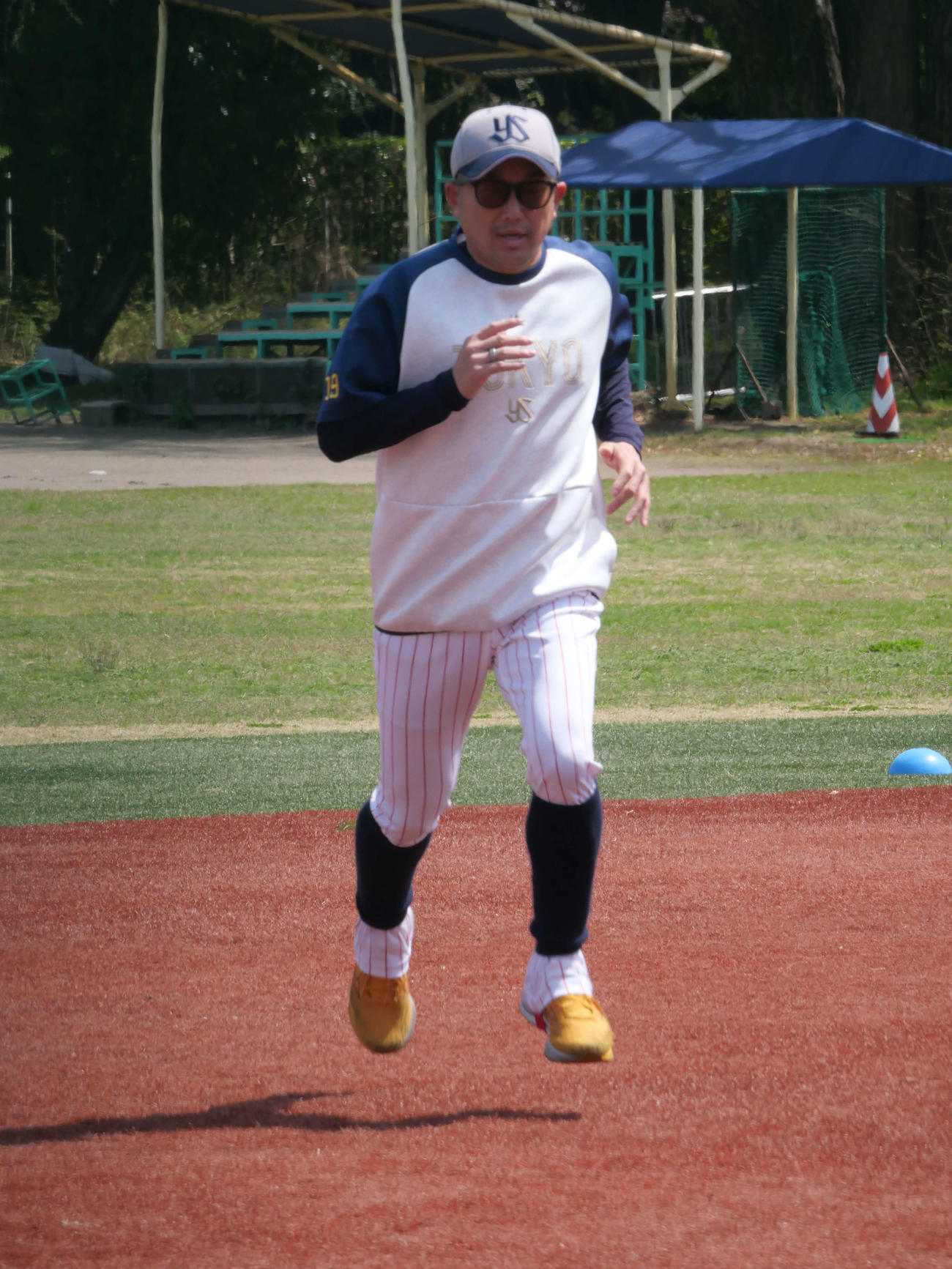 ダッシュをするヤクルト石川（撮影・上田悠太）