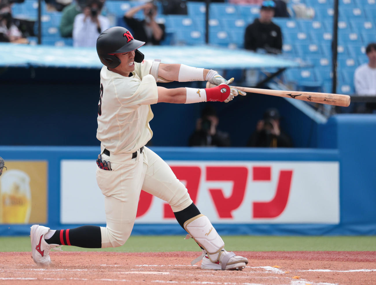 国学院大対日大　6回裏日大2死一、二塁、谷端は左中間に適時二塁打を放つ（撮影・柴田隆二）